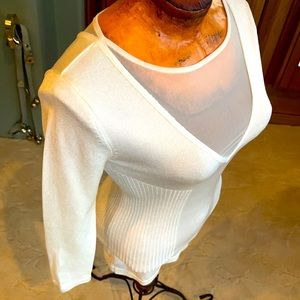 Cache pullover V-neck sweater sheer v neck  front and back intricate stitching